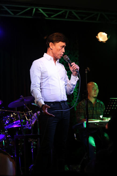 Chồng Tây của Phương Vy kiên nhẫn chờ đợi trong lúc vợ đi diễn - 10