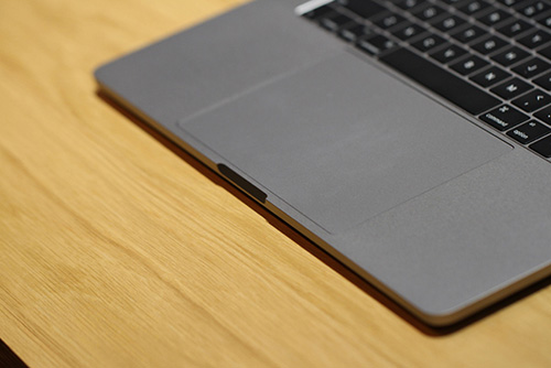 Ảnh thực tế Macbook Pro mới với thanh Touch Bar cảm ứng - 2