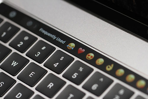 Ảnh thực tế Macbook Pro mới với thanh Touch Bar cảm ứng - 3