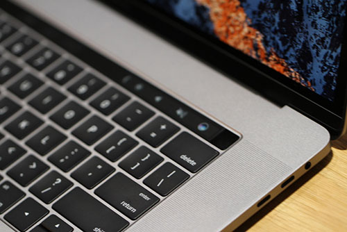 Ảnh thực tế Macbook Pro mới với thanh Touch Bar cảm ứng - 1