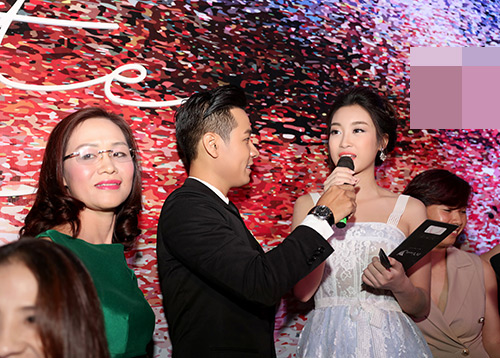 Lan Khuê ân cần chỉnh áo vest cho Nguyên Khang trong hậu trường - 5