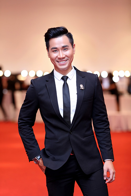 Lan Khuê ân cần chỉnh áo vest cho Nguyên Khang trong hậu trường - 3