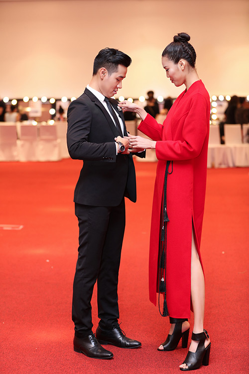 Lan Khuê ân cần chỉnh áo vest cho Nguyên Khang trong hậu trường - 1