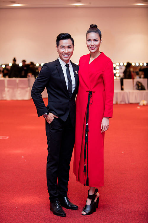 Lan Khuê ân cần chỉnh áo vest cho Nguyên Khang trong hậu trường - 2