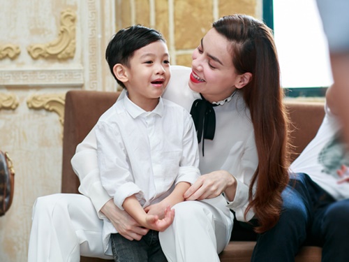 Không riêng Subeo nhà Hà Hồ, nhiều con sao Việt cũng nói ngoại ngữ “như gió” - 1