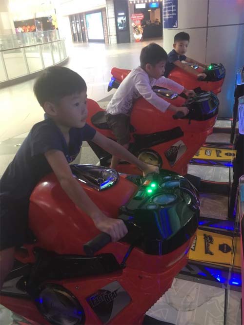 Cường Đô La thích thú khi con trai Subeo mê tốc độ như mình - 1