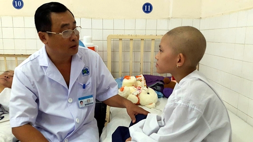 Thấy con gái 10 tuổi bụng ngày một to, người bố đau xót nhận tin quot;ung thư buồng trứngquot; - 1