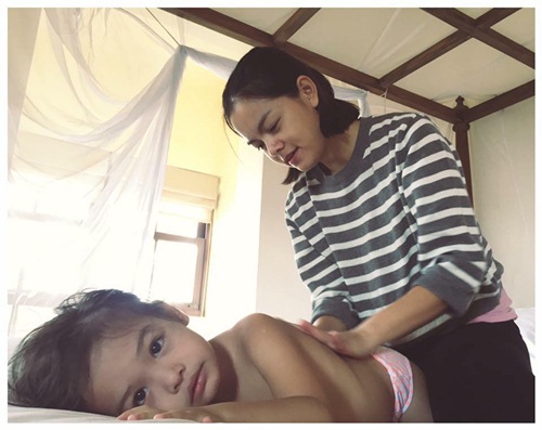 Con gái Phạm Quỳnh Anh - Quang Huy: 4 năm khôn lớn của cô bé quot;bà giàquot; đáng yêu - 16
