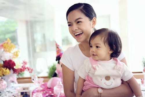 Con gái Phạm Quỳnh Anh - Quang Huy: 4 năm khôn lớn của cô bé quot;bà giàquot; đáng yêu - 1