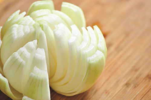 Hành tây không chỉ để ăn, mẹ có thể chữa 6 loại bệnh cho con nhờ chiêu rẻ tiền này - 1