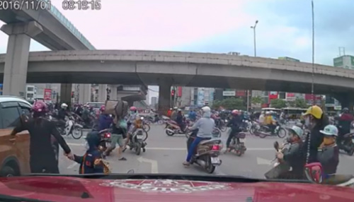 Clip: Mẹ đèo con tạt đầu ô tô bị ngã còn đập cửa la mắng chủ xe - 2