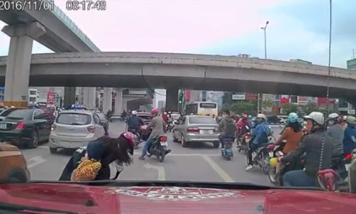 Clip: Mẹ đèo con tạt đầu ô tô bị ngã còn đập cửa la mắng chủ xe - 1