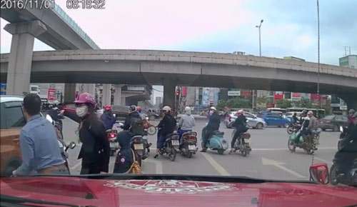 Clip: Mẹ đèo con tạt đầu ô tô bị ngã còn đập cửa la mắng chủ xe - 3