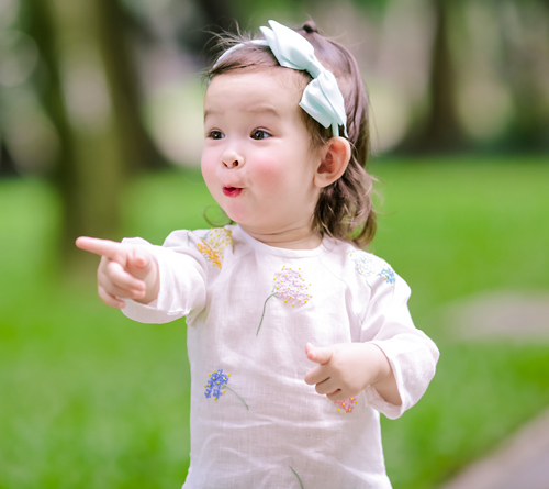 Đố bạn rời được mắt khỏi nhóc tì lai Mỹ vừa xinh vừa yêu lại sành điệu này! - 4