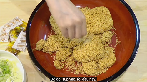 quot;Mỹ nhân phàm ănquot; số 1 Nhật Bản gây xôn xao với clip ăn 5kg mì ăn liền Việt Nam - 5