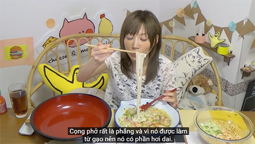 quot;Mỹ nhân phàm ănquot; số 1 Nhật Bản gây xôn xao với clip ăn 5kg mì ăn liền Việt Nam - 8