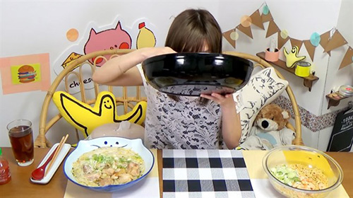 quot;Mỹ nhân phàm ănquot; số 1 Nhật Bản gây xôn xao với clip ăn 5kg mì ăn liền Việt Nam - 3