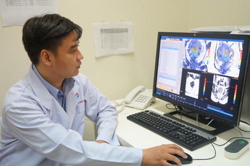Thấy bụng to lên, người phụ nữ đi khám bất ngờ phát hiện 30 khối u chi chít trong tử cung - 1