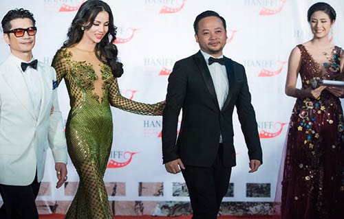 Vợ chồng Bebe Phạm – Dustin Nguyễn tình tứ, ngọt ngào trên thảm đỏ - 9