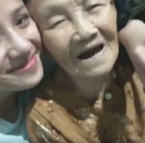 Dân mạng phát sốt với bà ngoại gần 100 tuổi siêu quot;cutequot; giục cháu #039;Yêu đi không quá lứa#039; - 2