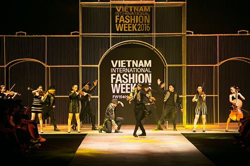 Khán giả mệt mỏi, ngáp ngủ vì đêm khai mạc VIFW quá rườm rà - 1