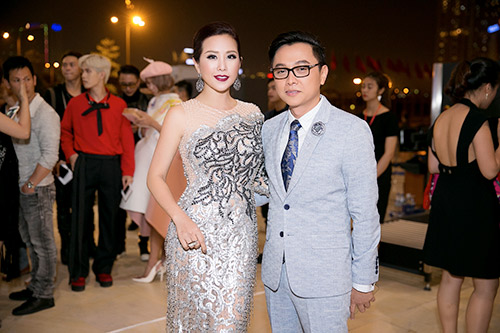 Hoa hậu Thu Hoài ân cần chỉnh áo cho quot;MC quốc dânquot; Phan Anh - 4