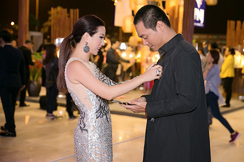 Hoa hậu Thu Hoài ân cần chỉnh áo cho quot;MC quốc dânquot; Phan Anh - 8