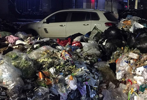 Vội vàng đỗ xe để đi nhậu, người đàn ông hết hồn thấy ô tô ngập trong 10 tấn rác - 5