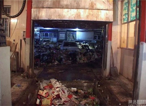 Vội vàng đỗ xe để đi nhậu, người đàn ông hết hồn thấy ô tô ngập trong 10 tấn rác - 2