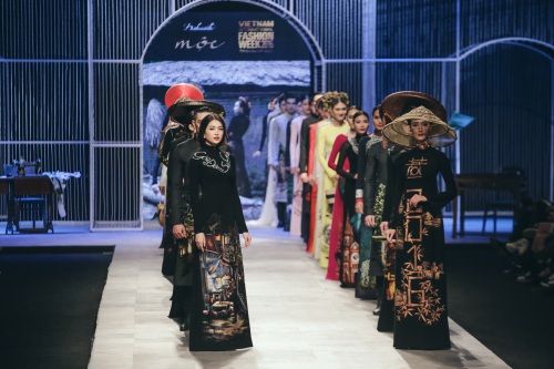 Á hậu Lệ Hằng hất tung váy khi làm vedette tại VIFW 2016 - 6