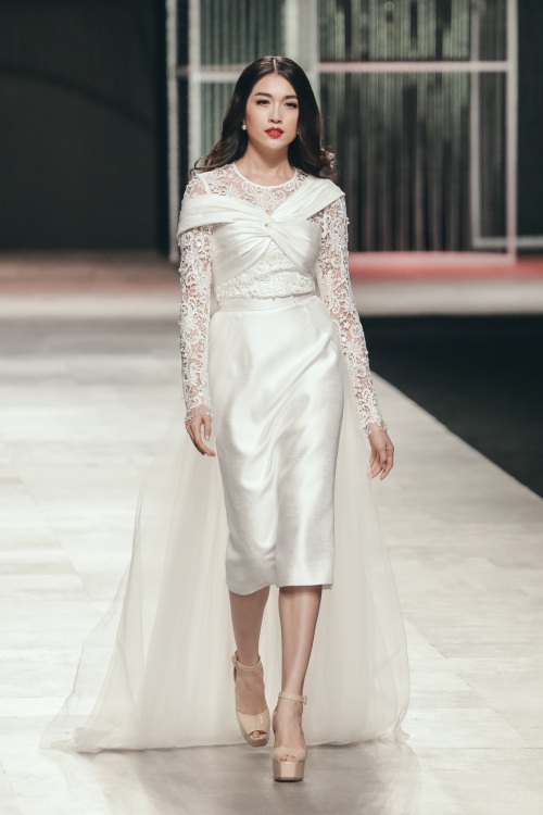 Á hậu Lệ Hằng hất tung váy khi làm vedette tại VIFW 2016 - 1