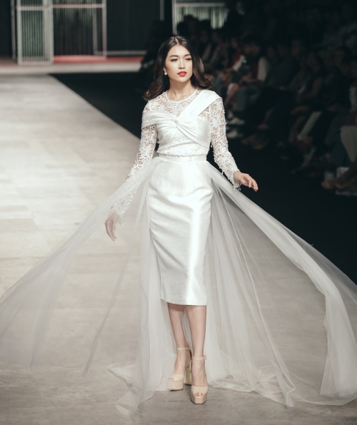 Á hậu Lệ Hằng hất tung váy khi làm vedette tại VIFW 2016 - 3