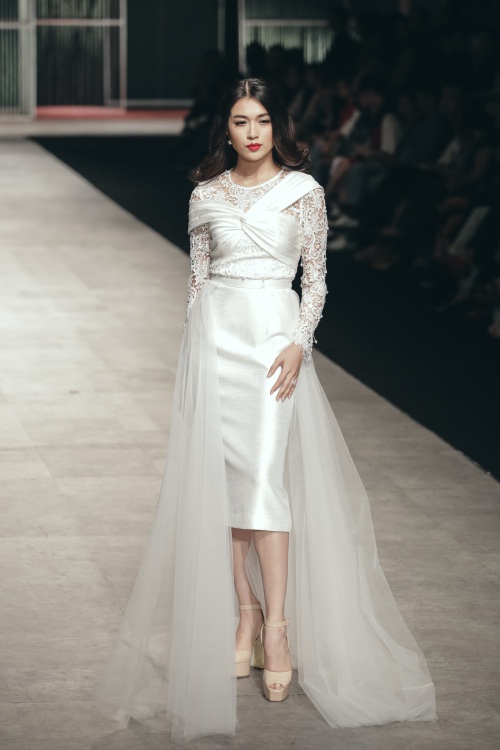 Á hậu Lệ Hằng hất tung váy khi làm vedette tại VIFW 2016 - 2