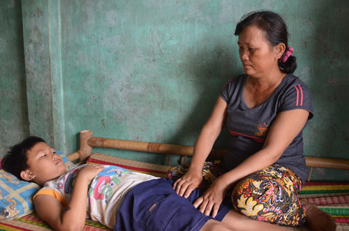 Quặn lòng tình cảnh cậu học trò lớp 7 bị ung thư xương - 1