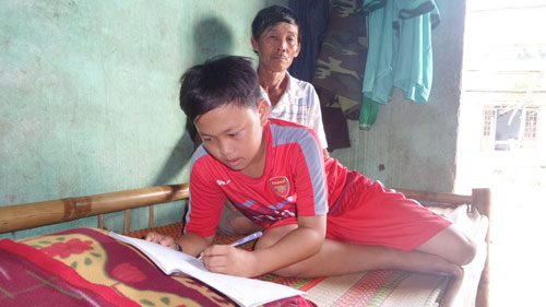 Quặn lòng tình cảnh cậu học trò lớp 7 bị ung thư xương - 3