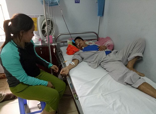 Nghẹn lòng cảnh con bị máu trắng, cha ung thư bao tử giai đoạn cuối - 1