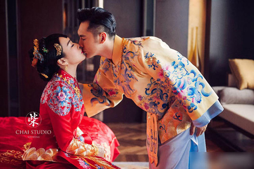 Tái hôn lần 3, Chung Lệ Đề vẫn được chồng mới quỳ gối đeo giày - 3