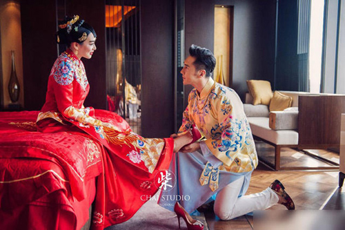 Tái hôn lần 3, Chung Lệ Đề vẫn được chồng mới quỳ gối đeo giày - 2