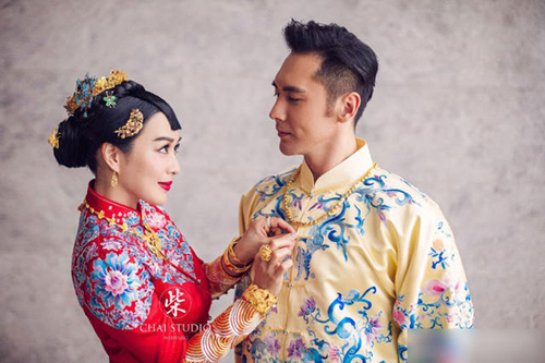 Tái hôn lần 3, Chung Lệ Đề vẫn được chồng mới quỳ gối đeo giày - 4