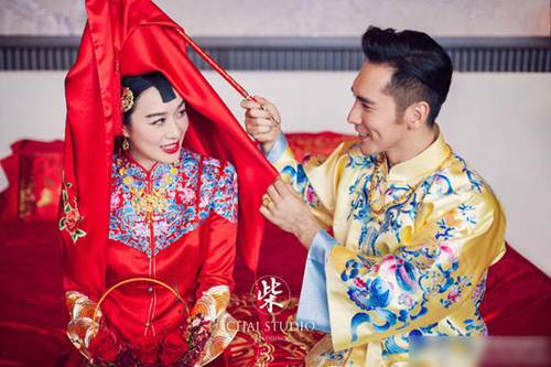 Tái hôn lần 3, Chung Lệ Đề vẫn được chồng mới quỳ gối đeo giày - 5