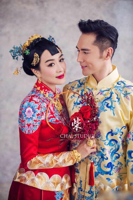 Tái hôn lần 3, Chung Lệ Đề vẫn được chồng mới quỳ gối đeo giày - 1