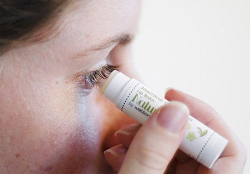 Dùng son dưỡng bôi lên lông mi và xung quanh mắt ngay đi, bạn sẽ bất ngờ đấy! - 3