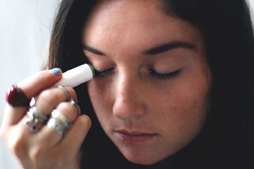 Dùng son dưỡng bôi lên lông mi và xung quanh mắt ngay đi, bạn sẽ bất ngờ đấy! - 2