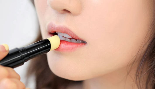 Môi sau khử có được hôn không? Cách vệ sinh đúng để tránh viêm 3 Son môi: Dùng son dưỡng bôi lên lông mi và xung quanh mắt ngay đi, bạn sẽ bất ngờ đấy!