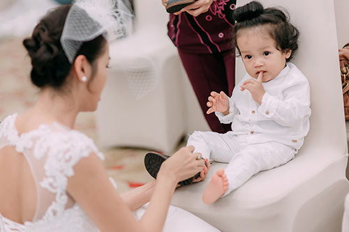 Con trai Diễm Châu tóc xoăn đáng yêu, lần đầu đi diễn cùng mẹ - 3