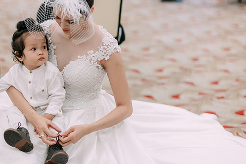 Con trai Diễm Châu tóc xoăn đáng yêu, lần đầu đi diễn cùng mẹ - 6