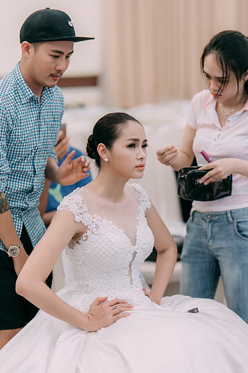 Con trai Diễm Châu tóc xoăn đáng yêu, lần đầu đi diễn cùng mẹ - 2