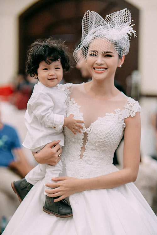 Con trai Diễm Châu tóc xoăn đáng yêu, lần đầu đi diễn cùng mẹ - 9