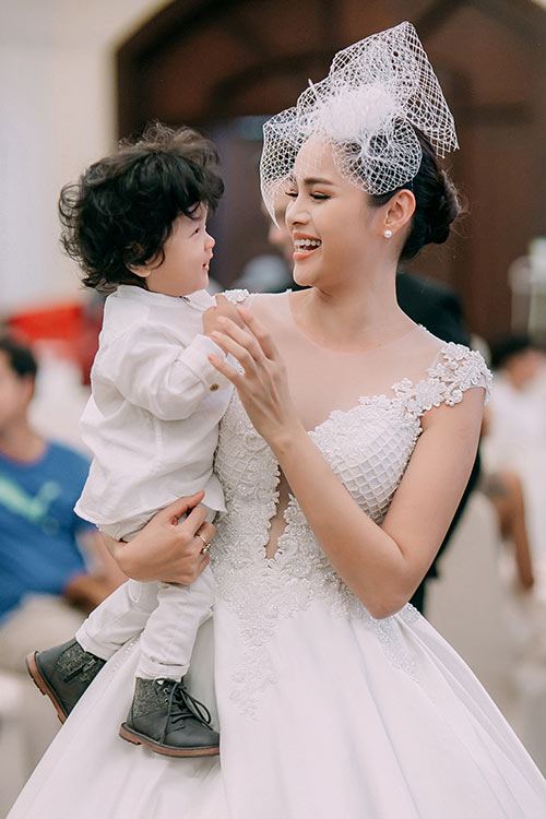 Con trai Diễm Châu tóc xoăn đáng yêu, lần đầu đi diễn cùng mẹ - 8