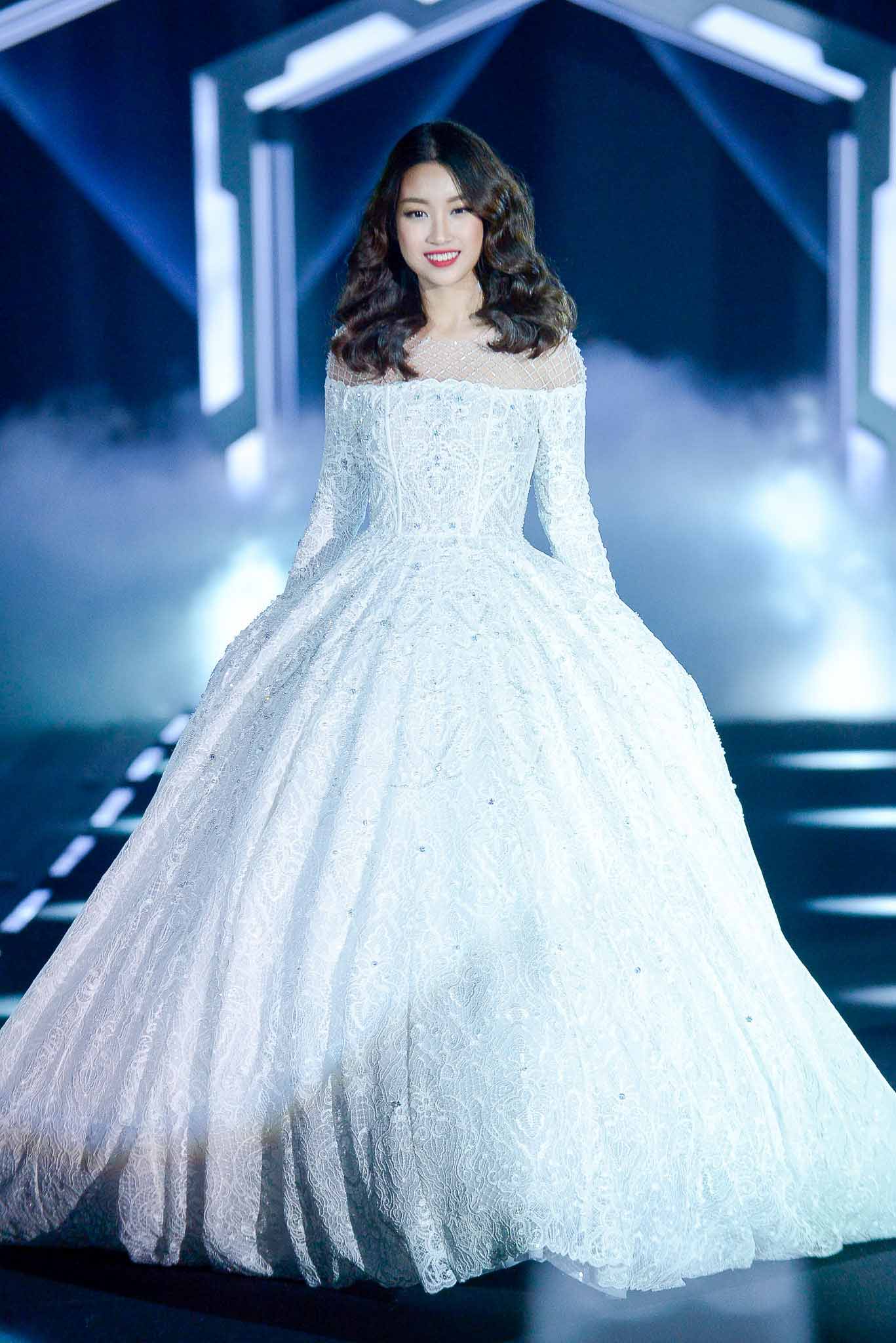 Chấm điểm trình catwalk của loạt hoa hậu Việt khi tấn công sàn diễn - 1